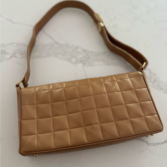 Authentic CHANEL - GOLD Chocolate Box adjustable bag/ clutch.- Collectable - Picture 3 of 9